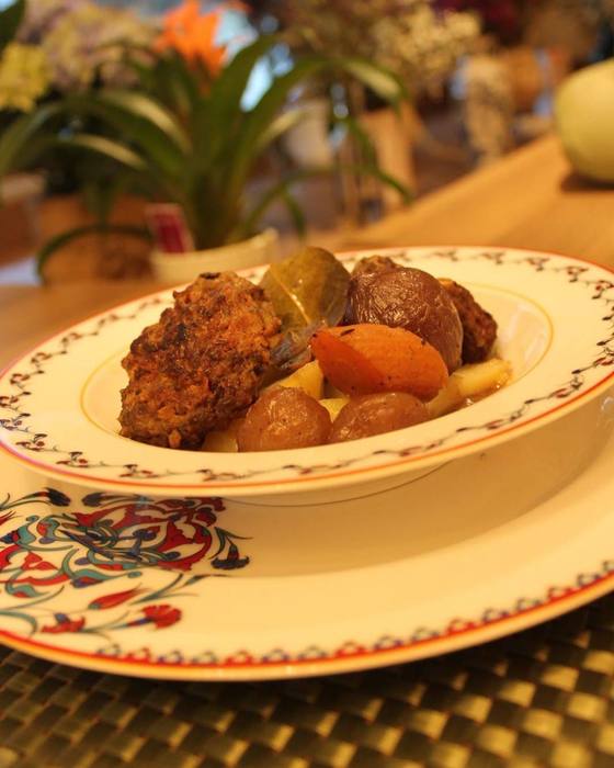Qofte viçi të shtëpisë me perime të ziera ngadalë — home-made beef meatballs with slow-cooked vegetables at Bistro Epikadet