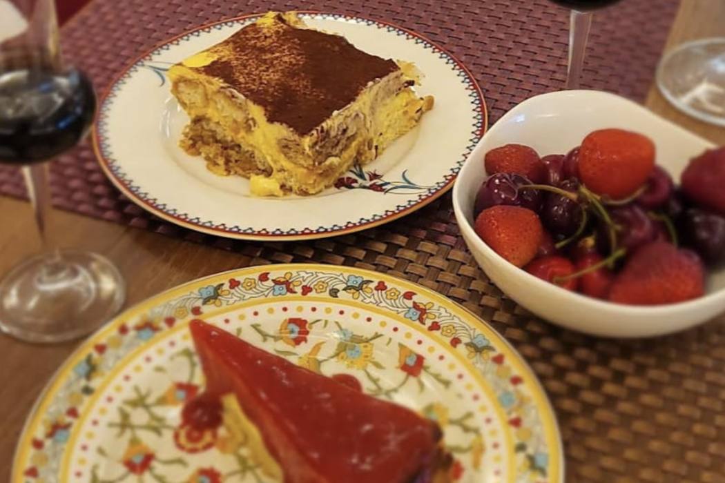 Ëmbëlsira të shtëpisë — tiramisu dhe çizkejk / house-made tiramisu and cheesecake