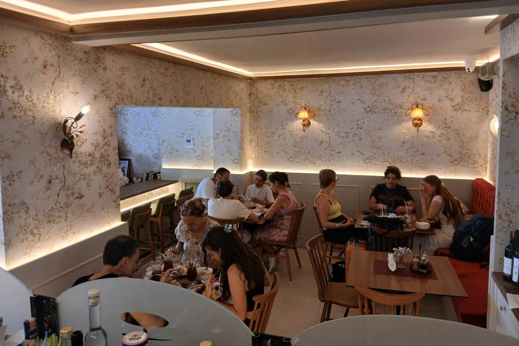 Salla plot mysafirë në Bistro Epikadet — the dining room full of guests at Bistro Epikadet
