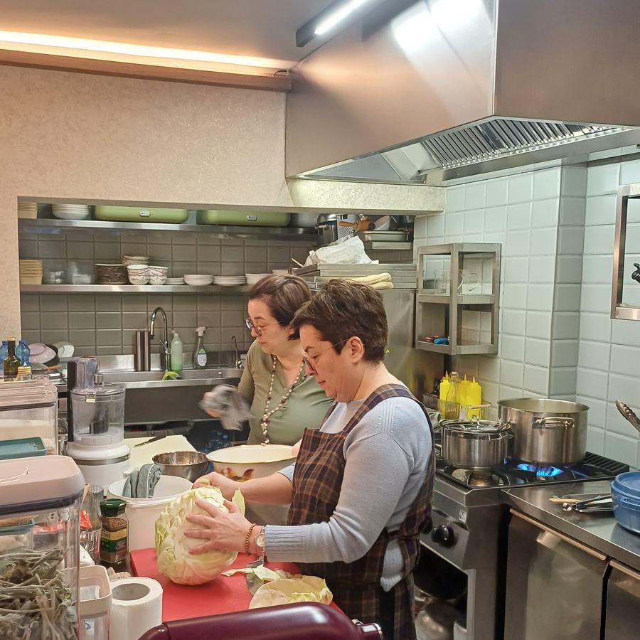 Dy motrat binjake duke gatuar në kuzhinën e Bistro Epikadet — the twin sisters cooking in the Bistro Epikadet kitchen